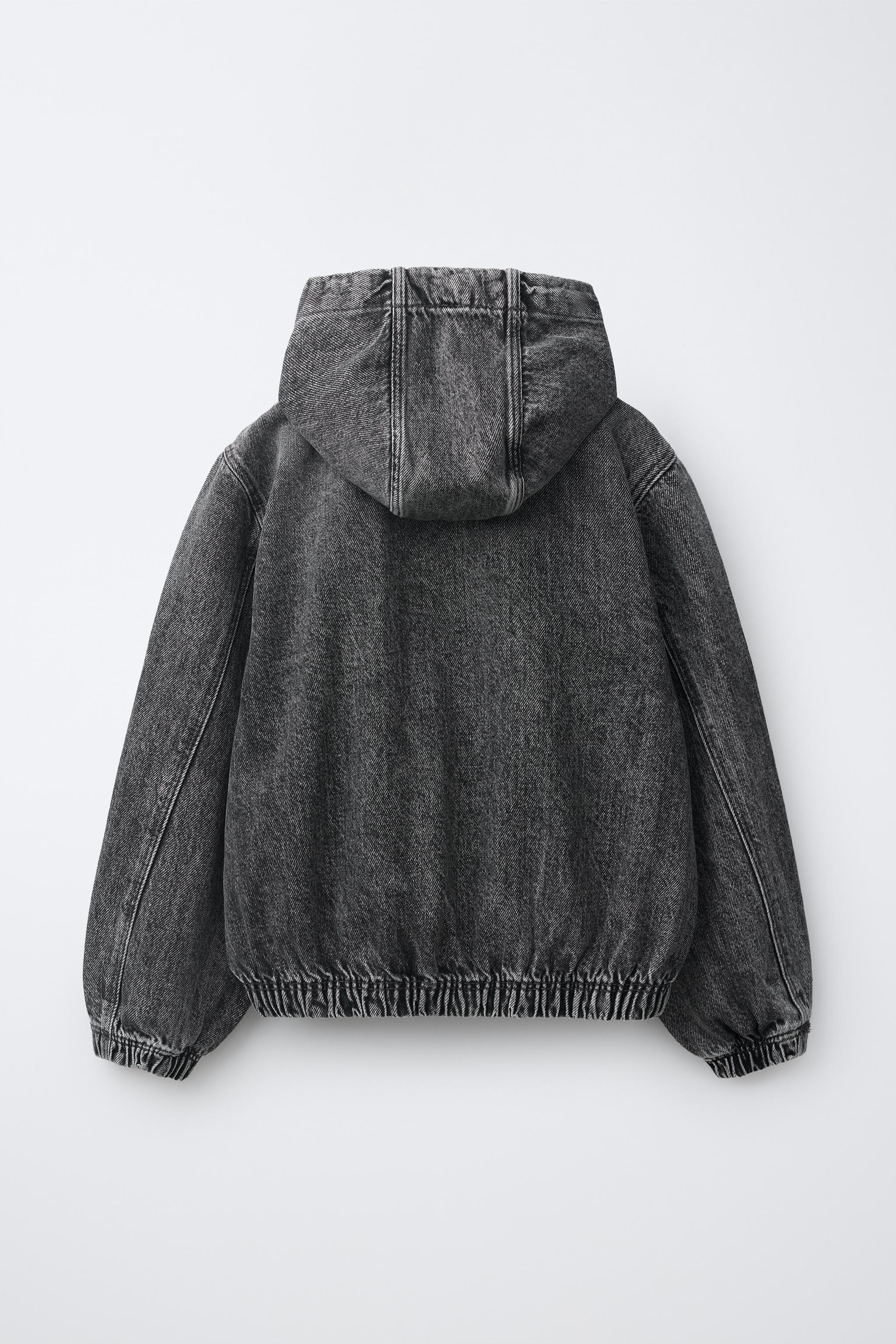 VESTE EN JEAN À CAPUCHE ET ÉTIQUETTE